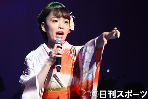 7周年リサイタルで新曲「王手！」を披露する杜このみ（撮影・大友陽平）
