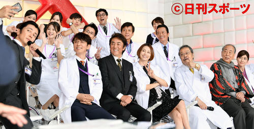「ドクターX～外科医・大門未知子～」制作発表記者会見で武田真治（手前左）の自撮り記念撮影でポーズを決める米倉涼子（前列右から4人目）ら（撮影・滝沢徹郎）