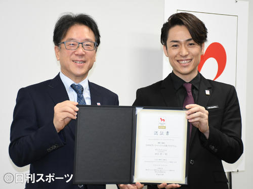 「beyond2020マイベストプログラム」認証式に出席したEXILE　TETSUYA（右）と平田竹男事務局長（撮影・大友陽平）