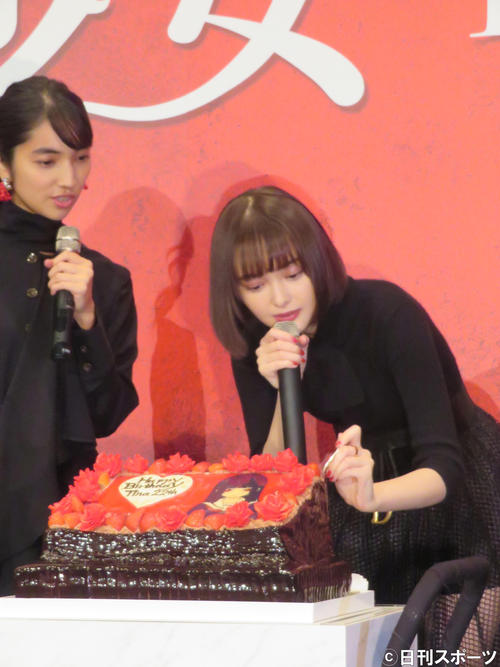 誕生日ケーキをプレゼントされフォークを刺す玉城ティナ（右）