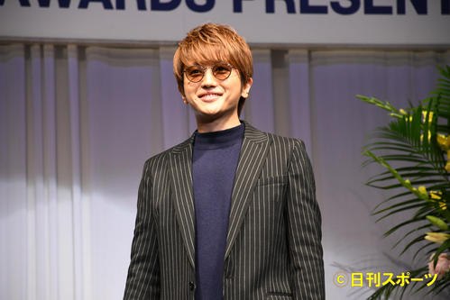 「第32回日本メガネベストドレッサー賞」サングラス部門を受賞し笑顔を見せるAAA西島隆弘（撮影・大友陽平）