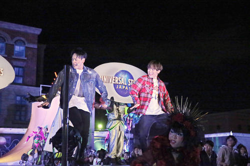 USJハロウィーンイベント「ゾンビ・デ・ダンス」を盛り上げる三代目JSOULBROTHERSの山下健二郎（左）とEXILENAOTO（撮影・上山淳一）