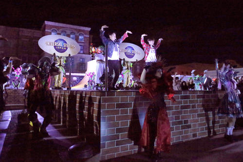 USJハロウィーンイベント「ゾンビ・デ・ダンス」を盛り上げる三代目JSOULBROTHERSの山下健二郎（左）とEXILENAOTO（撮影・上山淳一）