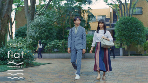 花王「エッセンシャルflat」CMで夫婦役を演じる櫻井翔（左）と多部未華子