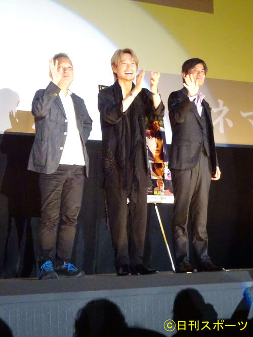 大阪で映画「楽園」公開記念舞台あいさつを行った（左から）瀬々敬久監督、綾野剛、佐藤浩市（撮影・加藤裕一）