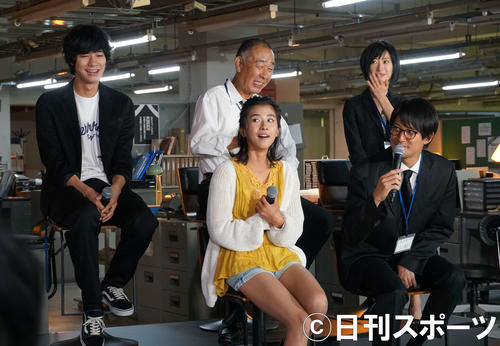 会見でトークする、手前左から黒島結菜、松岡昌宏、後方左から清原翔、でんでん、松本まりか（撮影・遠藤尚子）