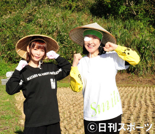 新潟県長岡市の山古志地域を訪れて米の脱穀をした小林幸子と中川翔子（撮影・松本久）