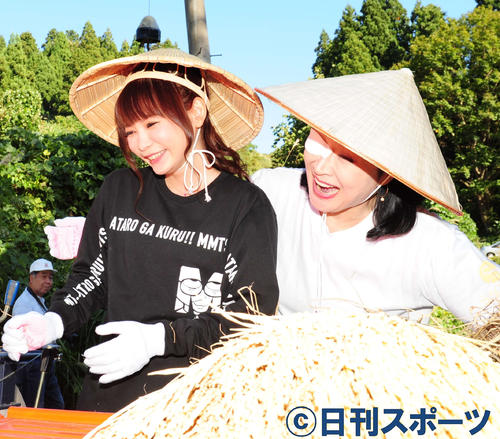 新潟県長岡市の山古志地域を訪れて米の脱穀をした小林幸子（左）と中川翔子（撮影・松本久）
