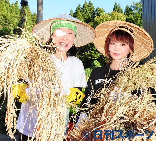 新潟県長岡市の山古志地域を訪れて米の脱穀をした小林幸子（左）と中川翔子（撮影・松本久）