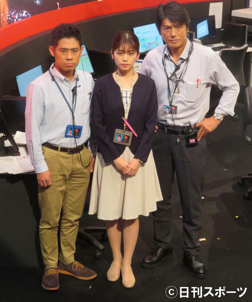 NHKドラマ「パラレル東京」制作発表を行った小芝風花。右は高橋克典、左は伊藤淳史（撮影・大井義明）