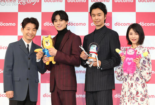 NTTドコモ新サービス・新商品発表会で笑顔の、左から星野源、新田真剣佑、長谷川博己、浜辺美波（撮影・佐藤成）