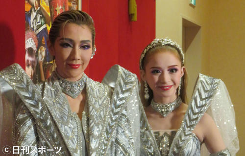 宝塚歌劇団星組　紅ゆずる（左）と綺咲愛里（2019年9月6日撮影）