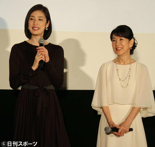 映画「最高の人生の見つけ方」の初日舞台あいさつに出席した天海祐希（左）と吉永小百合