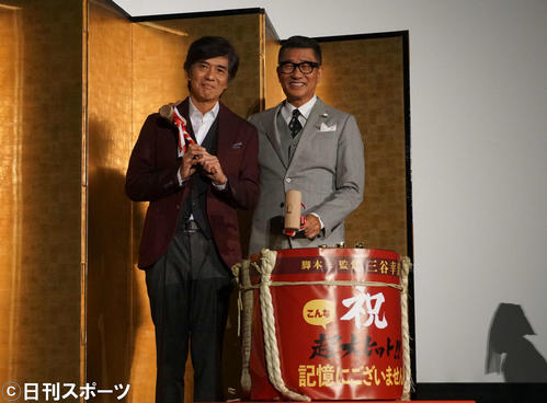 金びょうぶの前で笑顔を見せる佐藤浩市（左）と中井貴一（撮影・遠藤尚子）