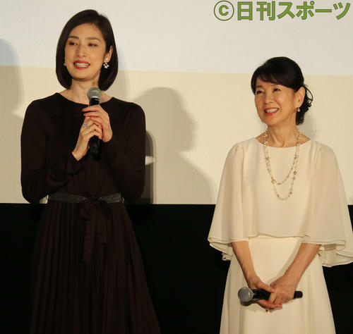 映画「最高の人生の見つけ方」の初日舞台あいさつに出席した天海祐希（左）と吉永小百合