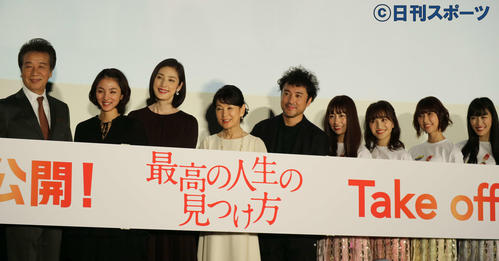 映画「最高の人生の見つけ方」の初日舞台あいさつに出席した、左から前川清、満島ひかり、天海祐希、吉永小百合、ムロツヨシ、ももいろクローバーZの佐々木彩夏、百田夏菜子、玉井詩織、高城れに