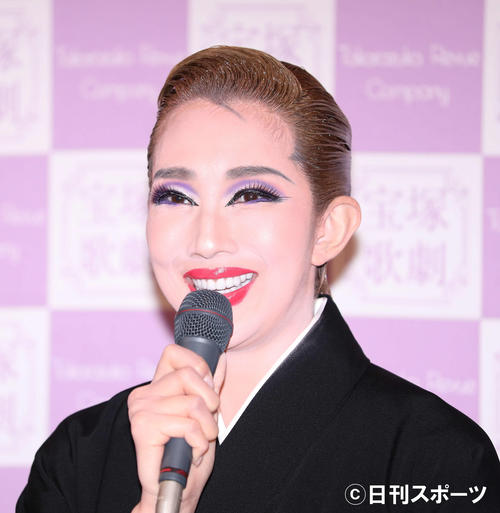 笑顔で退団記者会見に臨む、宝塚歌劇団星組の紅ゆずる（撮影・河田真司）