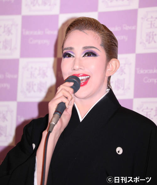 退団記者会見に臨む、宝塚歌劇団星組の紅ゆずる（撮影・河田真司）
