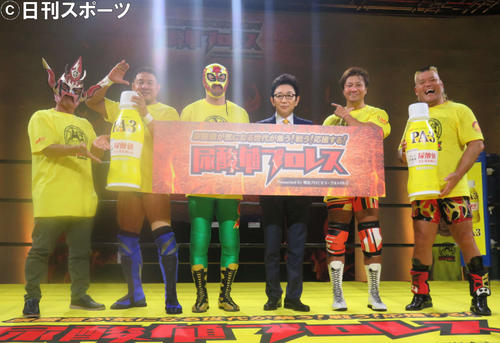 「尿酸値プロレス」の参加メンバー。左から獣神サンダーライガー、永田裕志、尿酸値気になりマスク、古舘伊知郎、小島聡、天山広吉
