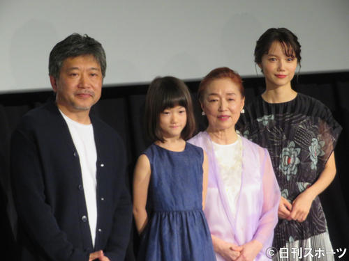 映画「真実」公開記念舞台あいさつに出席した、左から是枝裕和監督、佐々木みゆ、宮本信子、宮崎あおい