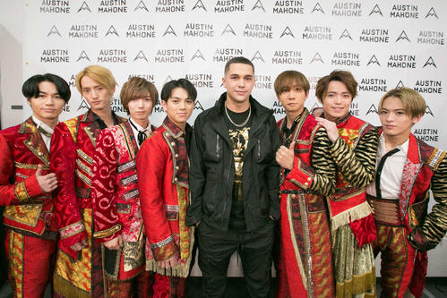 オースティン・マホーン（右から4人目）ジャパンツアーにスペシャルゲストで参加したTravis　Japan。左から松田元太、川島如恵留、七五三掛龍也、宮近海斗、1人おいて中村海人、吉沢閑也、松倉海斗