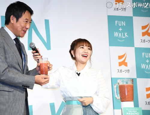 「FUN＋WALK　MORNING」PRイベントで鈴木大地スポーツ庁長官（左）に特製スムージーを振る舞い笑顔の高橋みなみ（撮影・大友陽平）