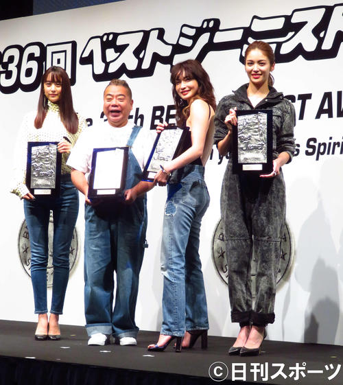 「第36回ベストジーニスト」表彰式で左から山本美月、出川哲朗、長谷川京子、E－girls楓（撮影・大井義明）