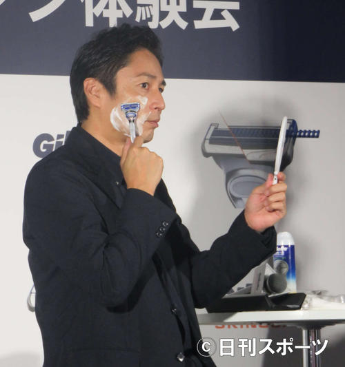 公開でひげ剃りをする徳井義実