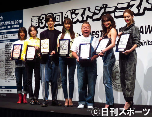 「第36回ベストジーニスト2019」。左から井手上漠、石橋静河、中島裕翔、山本美月、出川哲朗、長谷川京子、E－girls楓（撮影・大井義明）
