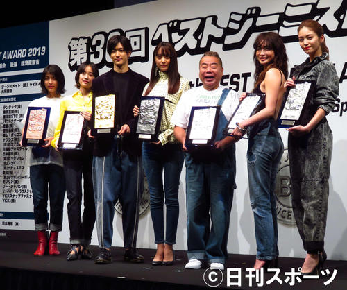 「第36回ベストジーニスト2019」。左から井手上漠、石橋静河、中島裕翔、山本美月、出川哲朗、長谷川京子、E－girls楓（撮影・大井義明）