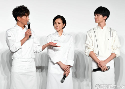 ドラマ「グランメゾン東京」制作発表会見でトークする玉森裕太（右）とトークする木村拓哉（左）。中央は鈴木京香（撮影・滝沢徹郎）