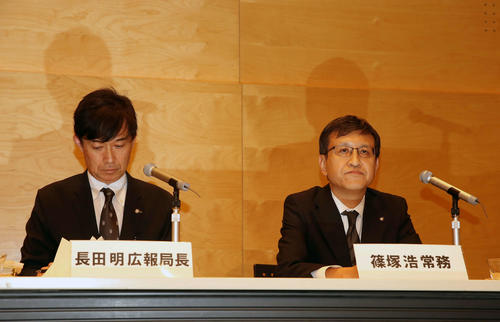 自社番組の不適切演出について会見に臨んだテレビ朝日の篠塚浩常務（右）と長田明広報部長（撮影・河野匠）