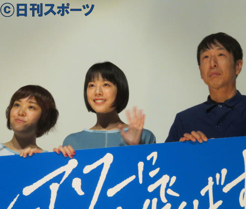 舞台あいさつに臨んだ、左から箱田優子監督、夏帆、黒田大輔