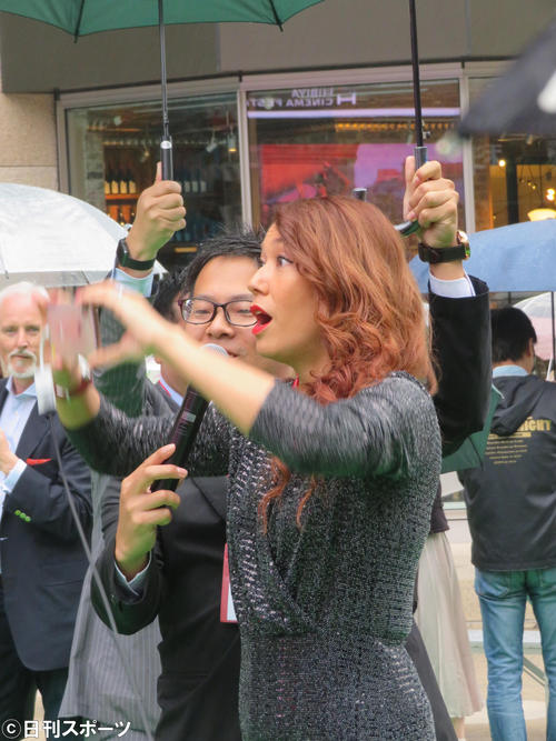 最新AR技術に思わず驚くLiLiCo（左）