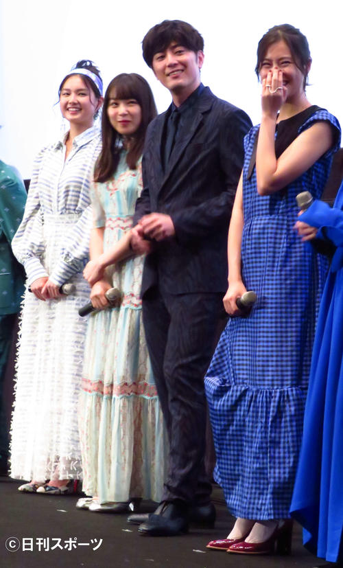 映画「殺さない彼と死なない彼女」完成披露上映会に出席した間宮祥太朗（中央右）桜井日奈子（同左）。左は箭内夢菜、右は恒松祐里（撮影・大井義明）