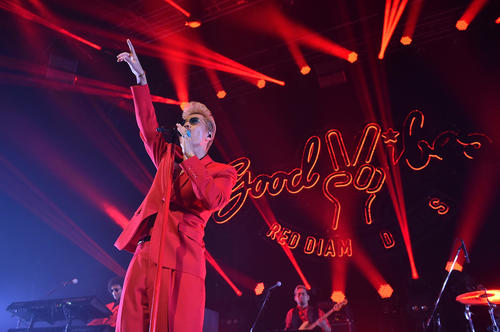4人組バンドRED　DIAMOND　DOGSの新曲「GOOD　VIBES」発売記念ライブで歌うATSUSHI