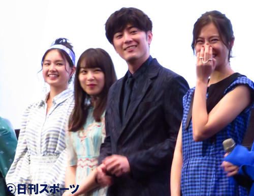 映画「殺さない彼と死なない彼女」完成披露上映会に出席した間宮祥太朗（中央右）と桜井日奈子（同左）。左は箭内夢菜、右は恒松祐里（撮影・大井義明）