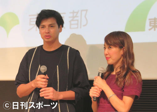 トークショーに登場したアレクサンダー（左）と川崎希
