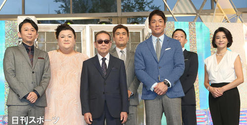 合同記者会見で笑顔を見せる左から、有吉弘行、マツコ・デラックス、タモリ、石原良純、長嶋一茂、高橋茂雄、高嶋ちさ子（撮影・佐藤成）