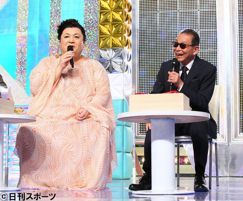 会見中、笑顔を見せるマツコ・デラックス（左）とタモリ（撮影・足立雅史）