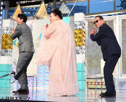 会見中のクイズで「右バッター」のしぐさを披露する、左から有吉弘行、マツコ・デラックス、タモリ（撮影・足立雅史）