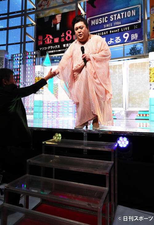 透明の階段を不安そうに降りるマツコ・デラックス（撮影・足立雅史）