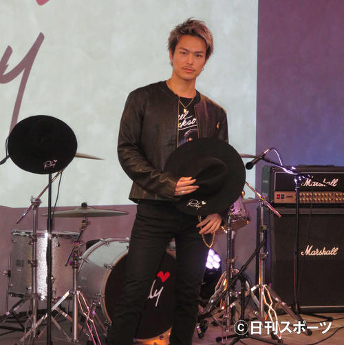 マイケル・ジャクソンのTシャツを着た今市隆二（撮影・横山慧）