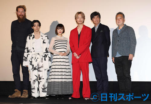 映画「楽園」初日舞台あいさつでフォトセッションに納まる出演者たち。左から劇伴作曲者のユップ・ベヴィン氏、村上虹郎、杉咲花、綾野剛、佐藤浩市、瀬々敬久監督（撮影・鈴木みどり）