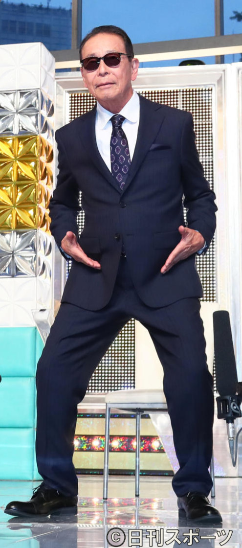 会見中のクイズで「コマネチ」を披露したタモリ（撮影・足立雅史）
