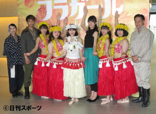左から有森也実、味方良介、太田奈緒、富田望生、主演の井上小百合、矢島舞美、福島雪菜、伊藤修子、山崎銀之丞（撮影・横山慧）