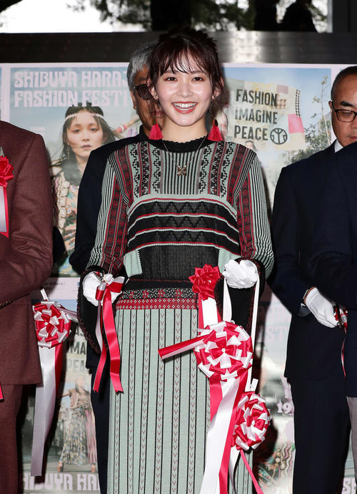 渋谷原宿ファッションフェスティバルのキックオフイベントでテープカットを行った久間田琳加（撮影・丹羽敏通）