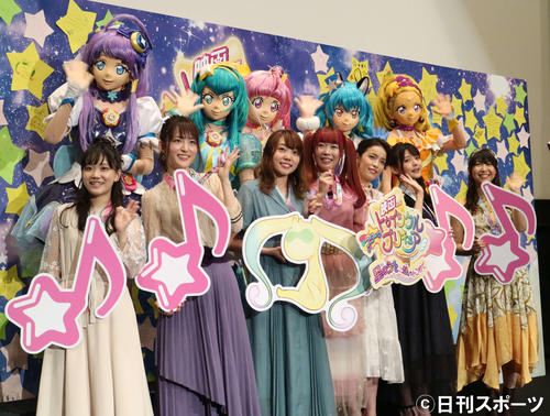 「映画　スター☆トゥインクルプリキュア　星のうたに想いをこめて」の初日舞台あいさつに出席した、左から木野日菜、小松未可子、小原好美、成瀬瑛美、知念里奈、上坂すみれ、安野希世乃