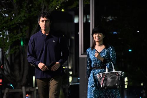 ベテラン建築家と若手女優の熱愛！　桑野信介（阿部寛＝左）と戸波早紀（深川麻衣）の熱愛？　が写真週刊誌にスクープされる（C）カンテレ