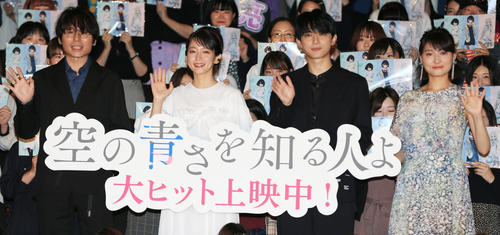 舞台あいさつする左から長井龍雪監督、吉岡里帆、吉沢亮、若山詩音（撮影・中島郁夫）